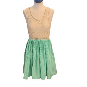 Juniors Say What? cream lace & mint Pearl trimmed dress size M.